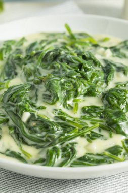 Ev yapımı krem kremalı ıspanak