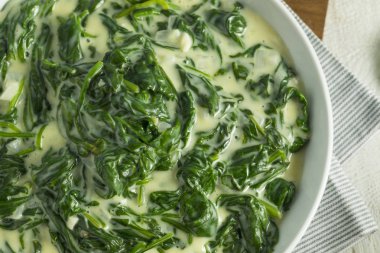 Ev yapımı krem kremalı ıspanak