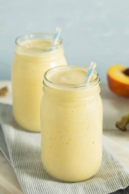 Sağlıklı ev yapımı şeftali yüzlü