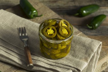 Yeşil organik turşu Jalapenos