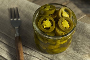 Yeşil organik turşu Jalapenos