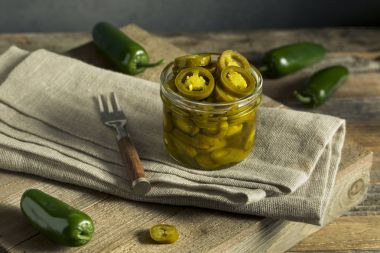 Yeşil organik turşu Jalapenos