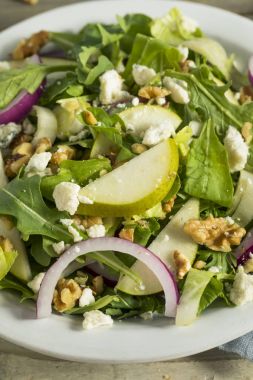 Ham sonbahar armut ve mavi peynirli salata