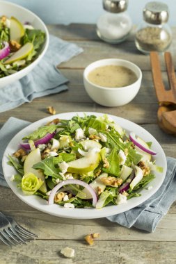 Ham sonbahar armut ve mavi peynirli salata