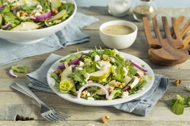 Ham sonbahar armut ve mavi peynirli salata
