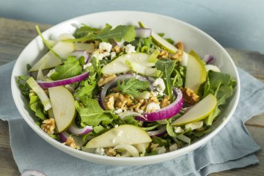 Ham sonbahar armut ve mavi peynirli salata