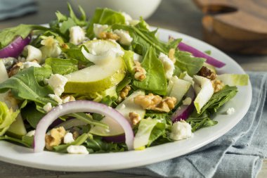 Ham sonbahar armut ve mavi peynirli salata