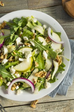 Ham sonbahar armut ve mavi peynirli salata