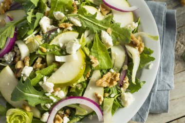 Ham sonbahar armut ve mavi peynirli salata