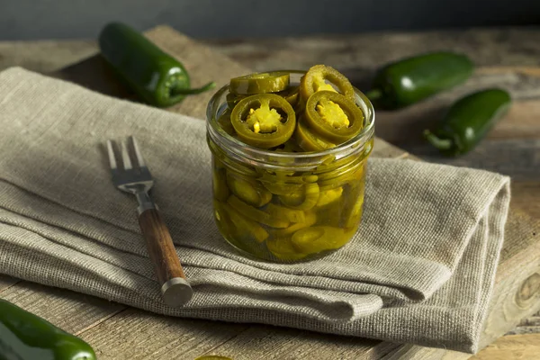 Yeşil organik turşu Jalapenos