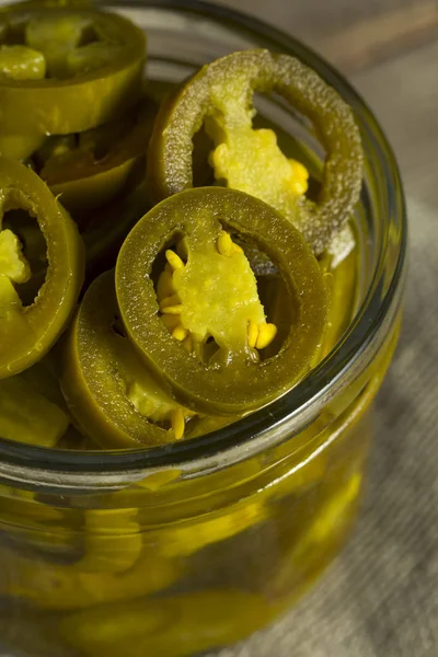 Zelený bio nakládané papričky jalapeňos — Stock fotografie