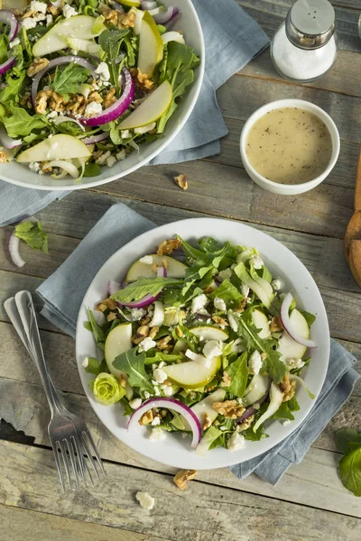 Salade crue de poire d'automne et de fromage bleu — Photo