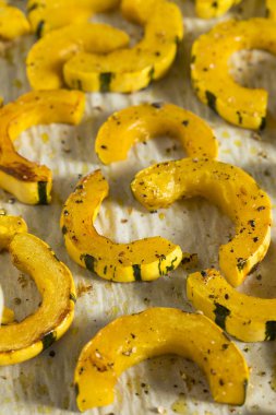 Ev yapımı kavrulmuş Delicata Squash