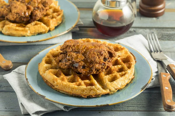 Homemade Southern Chicken and Waffles — Stock Photo, Image