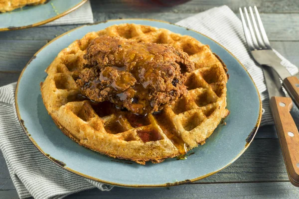 Homemade Southern Chicken and Waffles — Stock Photo, Image