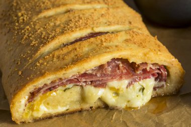 Ev yapımı sevimsiz ve etli İtalyan Stromboli