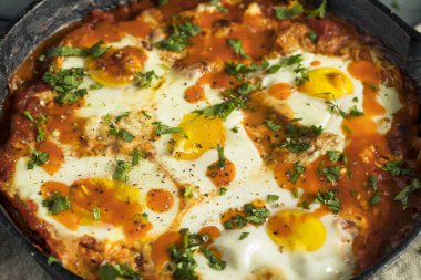 Yumurta ile ev yapımı şımarık Shakshuka