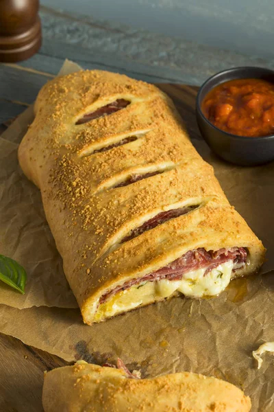 Hausgemachte käsige und fleischige italienische Stromboli — Stockfoto