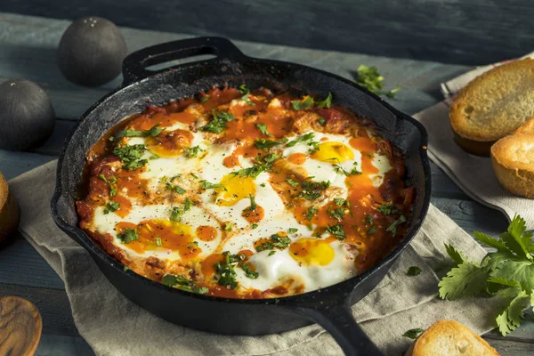 Shakshuka maison aux œufs et aux soucoupes — Photo