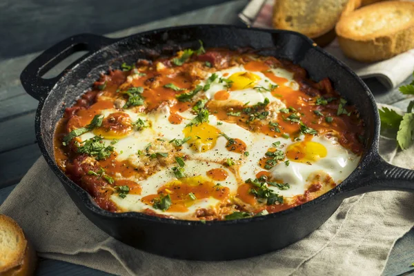 Caseiro Saucy Shakshuka com ovos — Fotografia de Stock