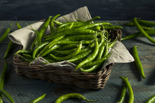 Ardei organici cu deget verde — Fotografie, imagine de stoc