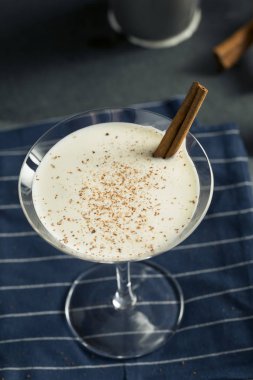 Ev yapımı krem yumurta likörü tarçın tatlı Martini