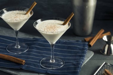 Ev yapımı krem yumurta likörü tarçın tatlı Martini