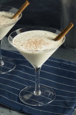 Ev yapımı krem yumurta likörü tarçın tatlı Martini