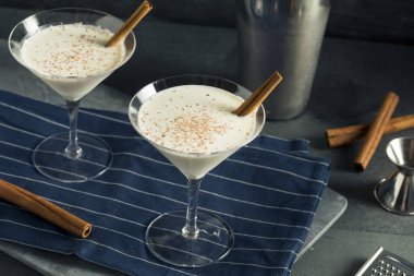 Ev yapımı krem yumurta likörü tarçın tatlı Martini