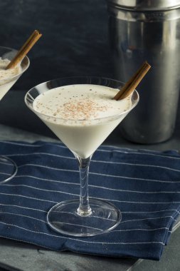 Ev yapımı krem yumurta likörü tarçın tatlı Martini