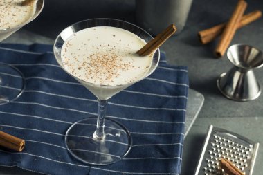 Ev yapımı krem yumurta likörü tarçın tatlı Martini