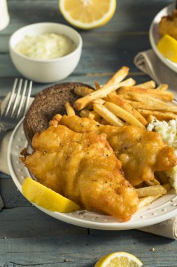 Ev yapımı bira kızarmış balık hırpalanmış