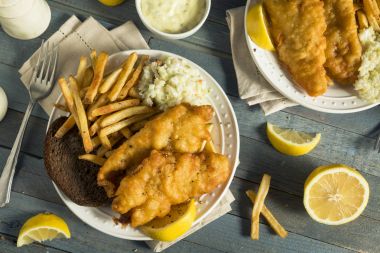 Ev yapımı bira kızarmış balık hırpalanmış