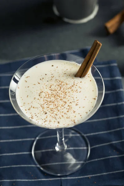 Cremoso fatto in casa Eggnog Cannella Dessert Martini — Foto Stock