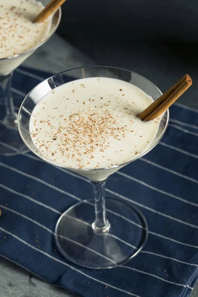 Cremoso fatto in casa Eggnog Cannella Dessert Martini — Foto Stock