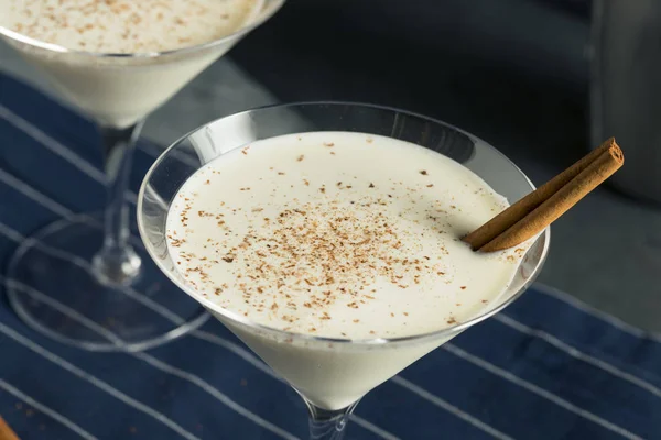 Caseiro Creamy Eggnog Canela Sobremesa Martini — Fotografia de Stock