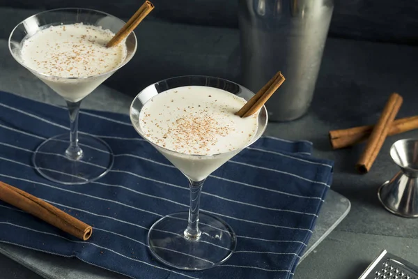 Cremoso fatto in casa Eggnog Cannella Dessert Martini — Foto Stock