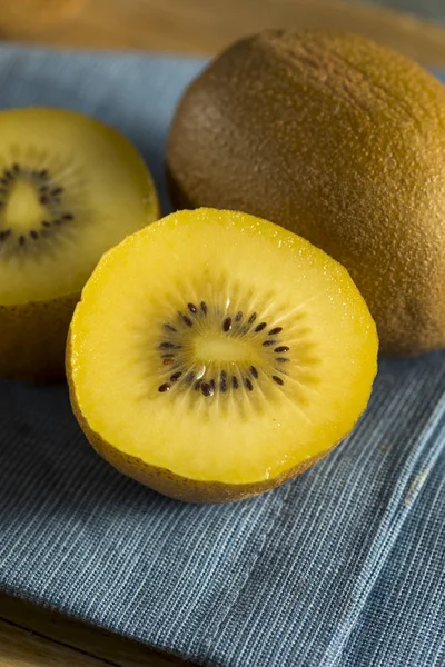 Çiğ sarı organik altın kivi