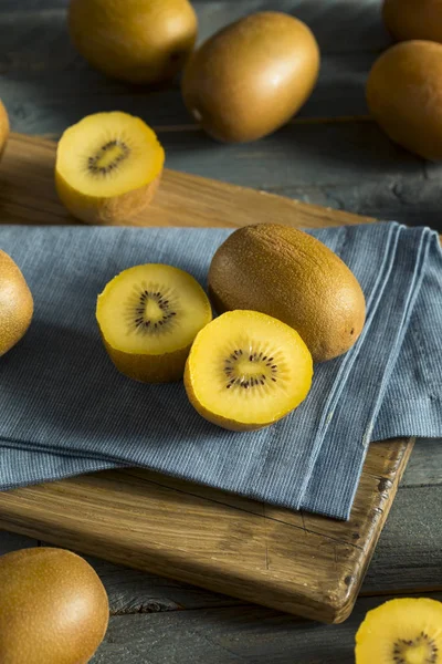 Çiğ sarı organik altın kivi