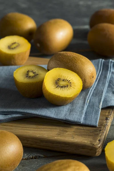 Çiğ sarı organik altın kivi