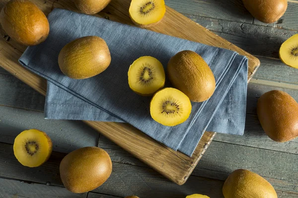 Çiğ sarı organik altın kivi