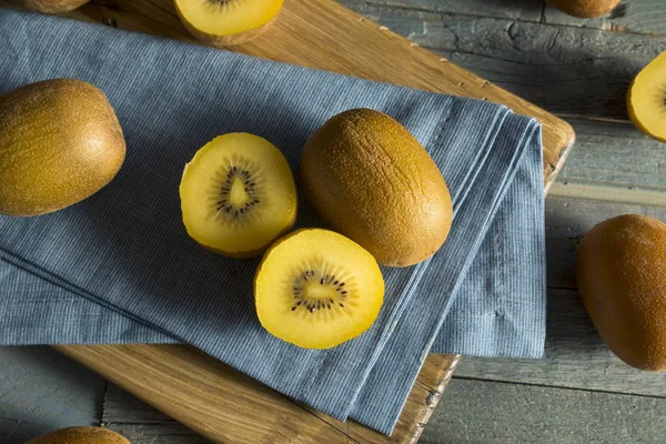 Çiğ sarı organik altın kivi