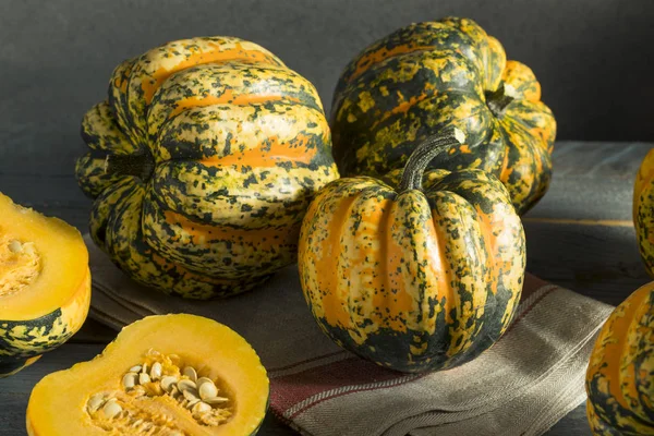 Surowy pomarańczowego konfetti Acorn Squash — Zdjęcie stockowe