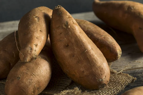 RAW помаранчевий органічних солодкий картопля ямс — стокове фото