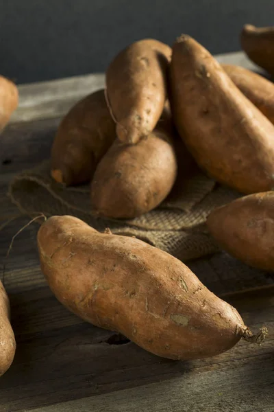 Ñame de patata dulce ecológico naranja crudo — Foto de Stock