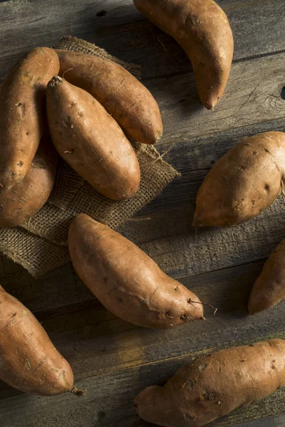 Ñame de patata dulce ecológico naranja crudo — Foto de Stock