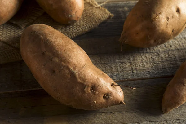 Engarrafamentos de batata-doce orgânico laranja cru — Fotografia de Stock