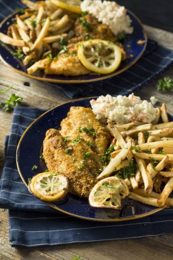 Baharatlı ev yapımı fırında Cajun yayın balığı