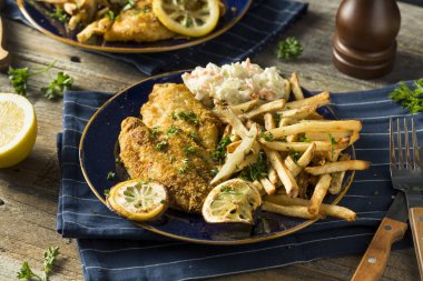 Baharatlı ev yapımı fırında Cajun yayın balığı