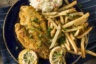 Baharatlı ev yapımı fırında Cajun yayın balığı